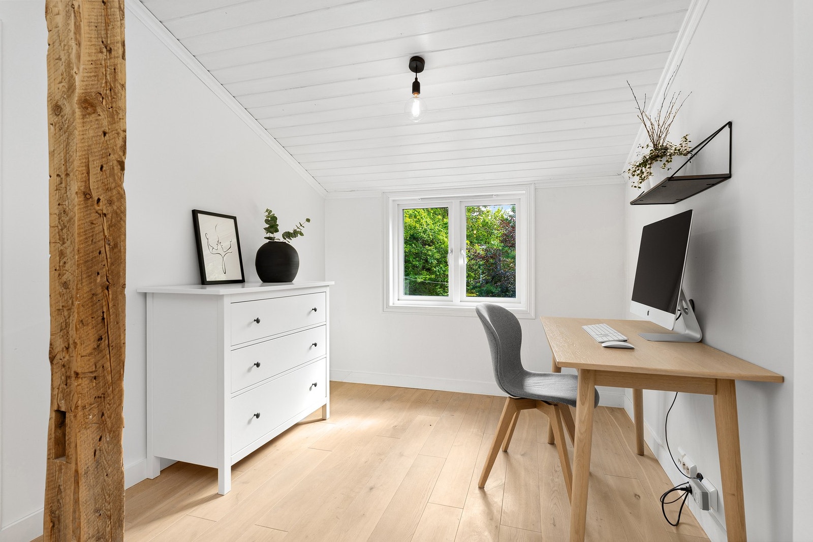 - Nyere parkettgulv og alle vinduer er av nyere dato | Praktisk rom som benyttes til hjemmekontor, men kan også brukes til ekstra TV-stue | Legg merke til gammel bjelke som er bevart - Galleribilde