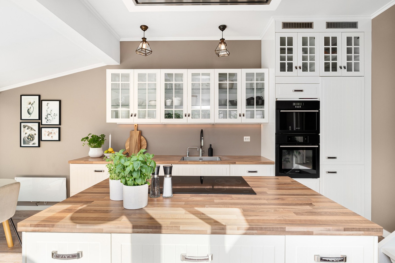 - Praktisk og hyggelig kjøkkenøy som gjør det til en sosial og god sone | Som det lille ekstra er det quooker som gir deg kokende vann fra kranen, samt dampovn - Galleribilde