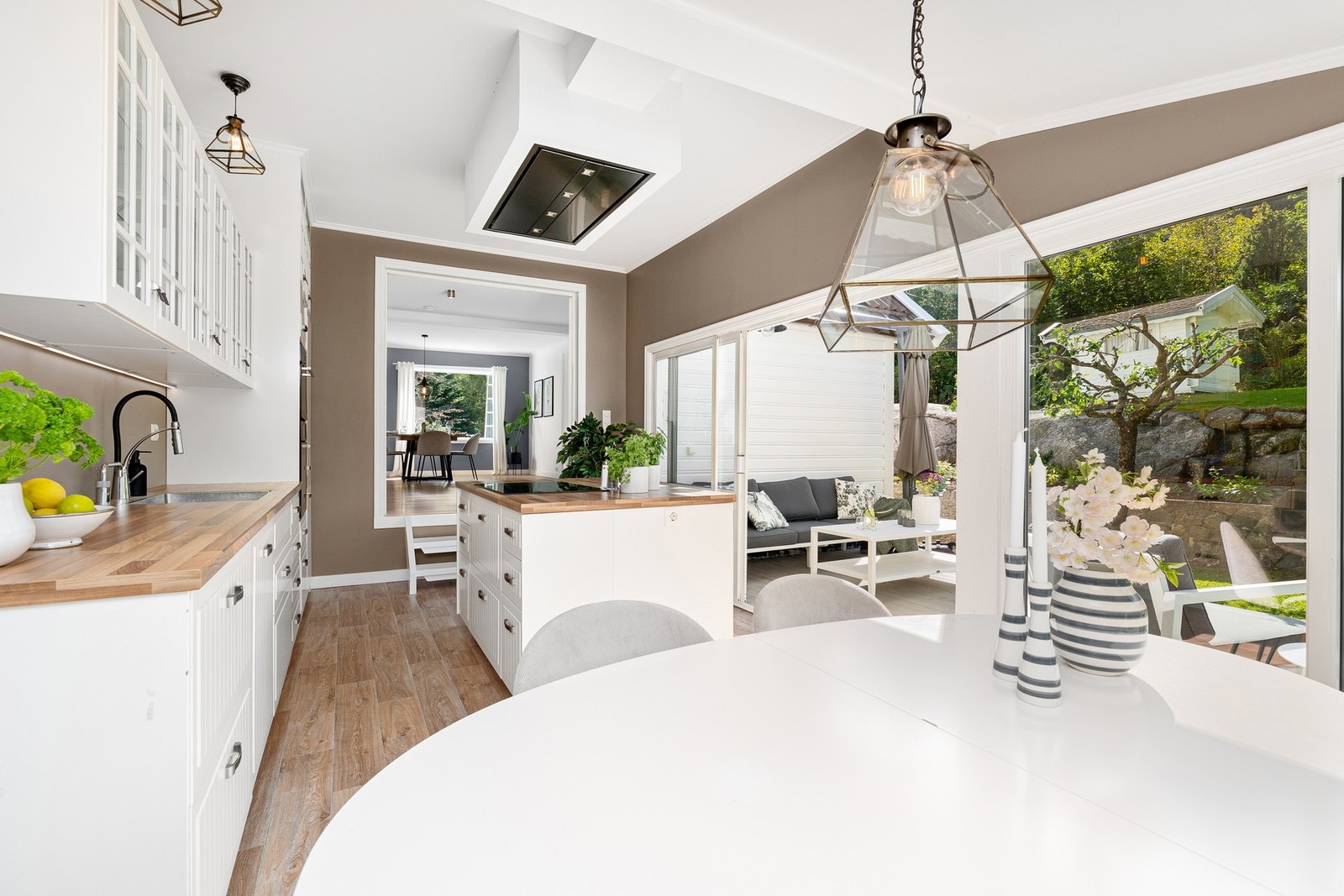 - Ved spisebordet kan ungene gjøre lekser mens foreldre lager maten | Ellers har man også god oversikt om barna leker ute og man selv oppholder seg inne - Galleribilde