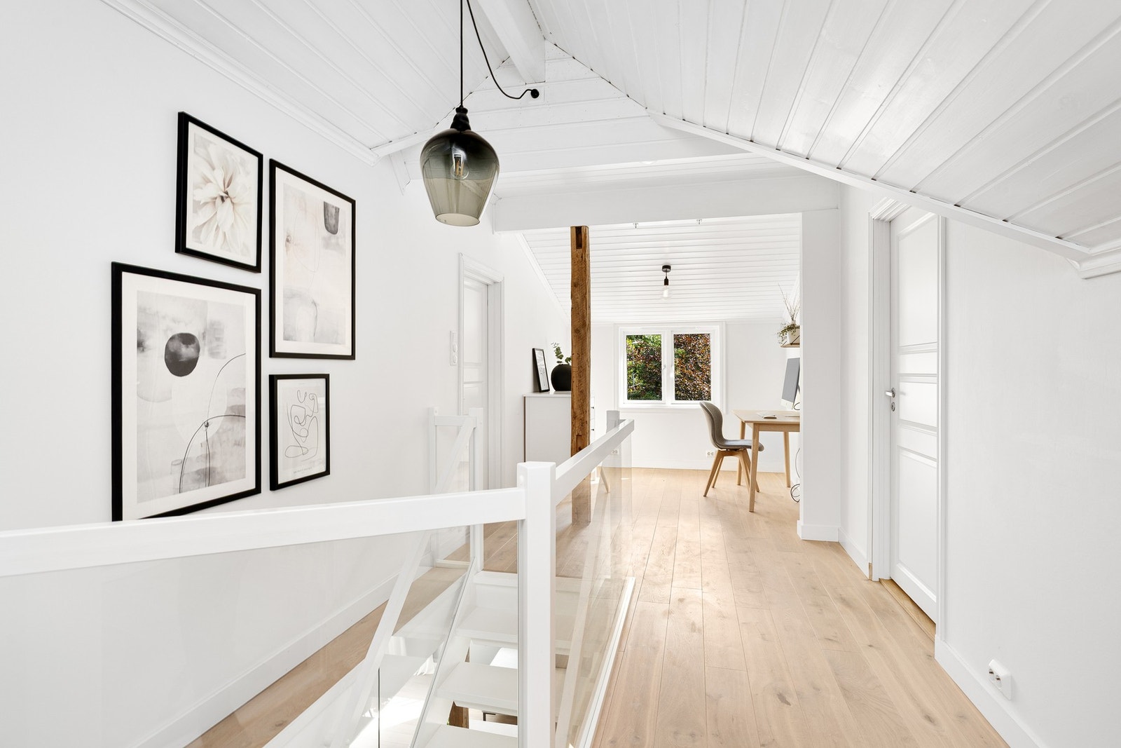 - Opp til boligens andre etasje finner vi soveromsavdelingen | Alle overflater er malt i lyse farger - Galleribilde