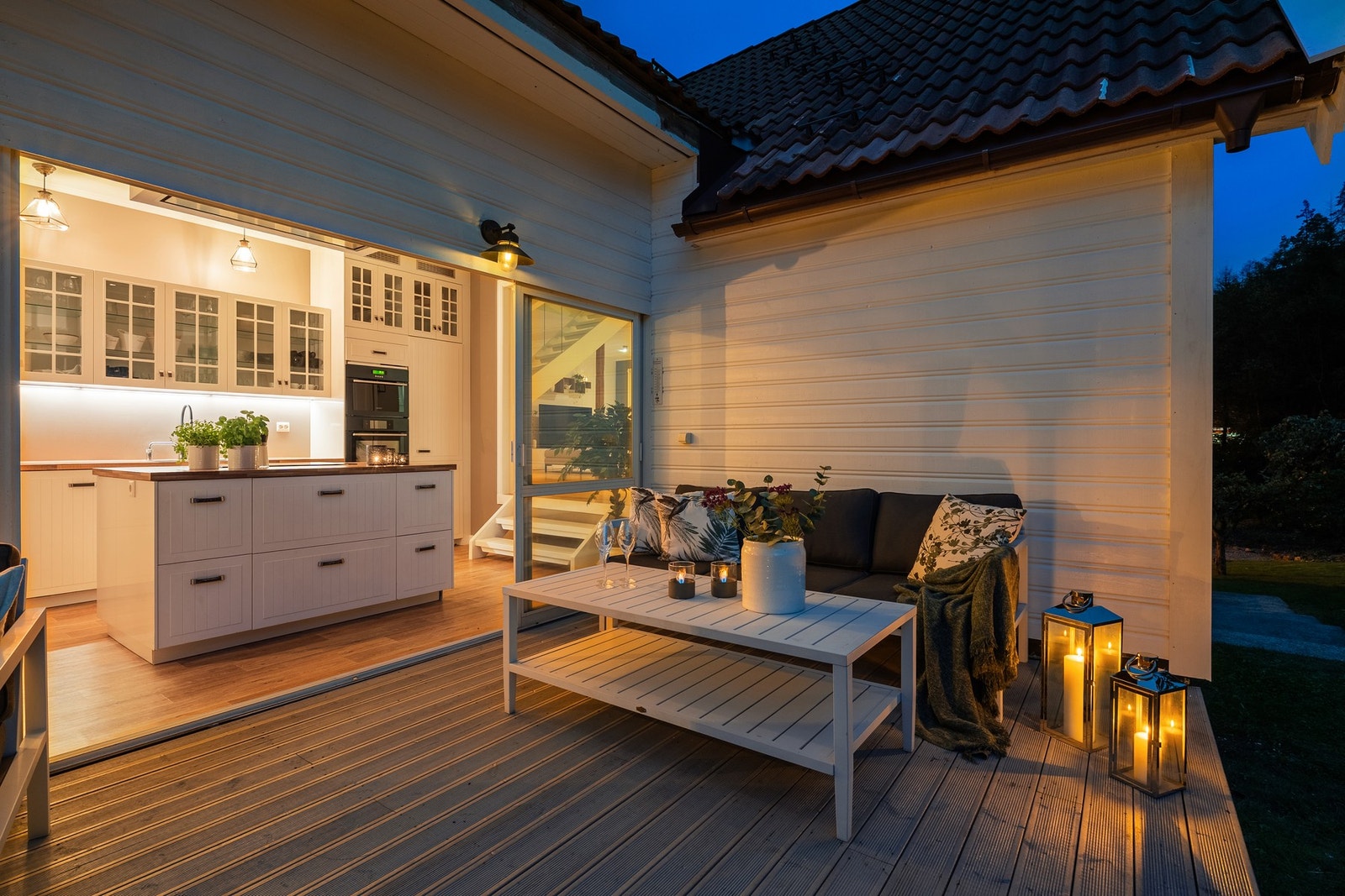 - Tomten er romslig og måler over to mål | Her er det god plass til å boltre seg på, både for store og små - Galleribilde