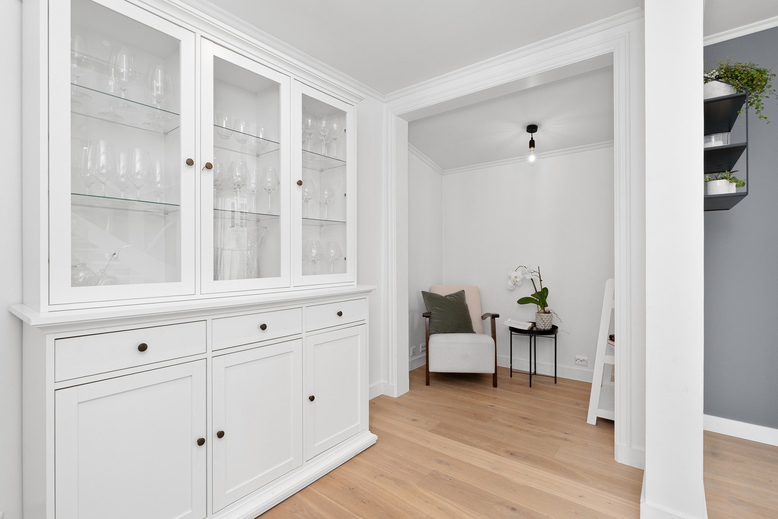 - Hyggelig lesekrok eller lekeplass i hjørnet i forbindelse med stuen | Det er lagt flott påkostet gulv av heltre eik - Galleribilde