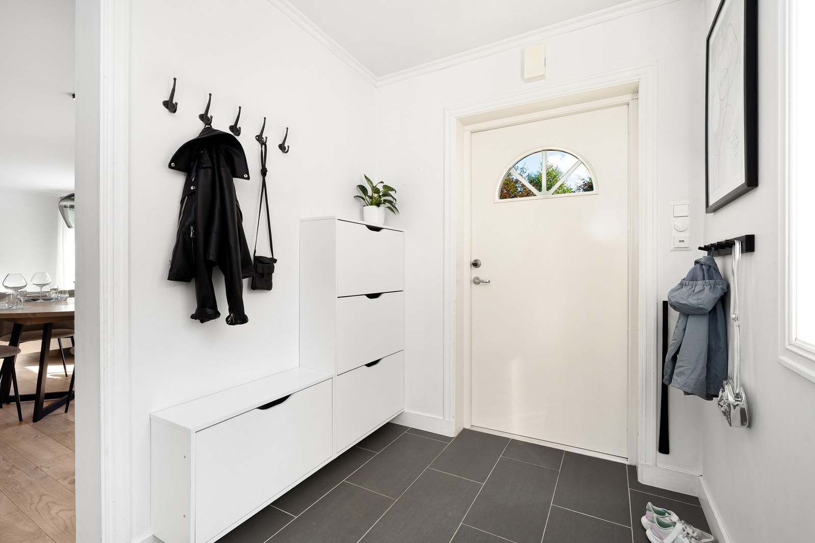 - Velkommen inn | Innbydende og flislagt gang som gir et godt førsteinntrykk - Galleribilde