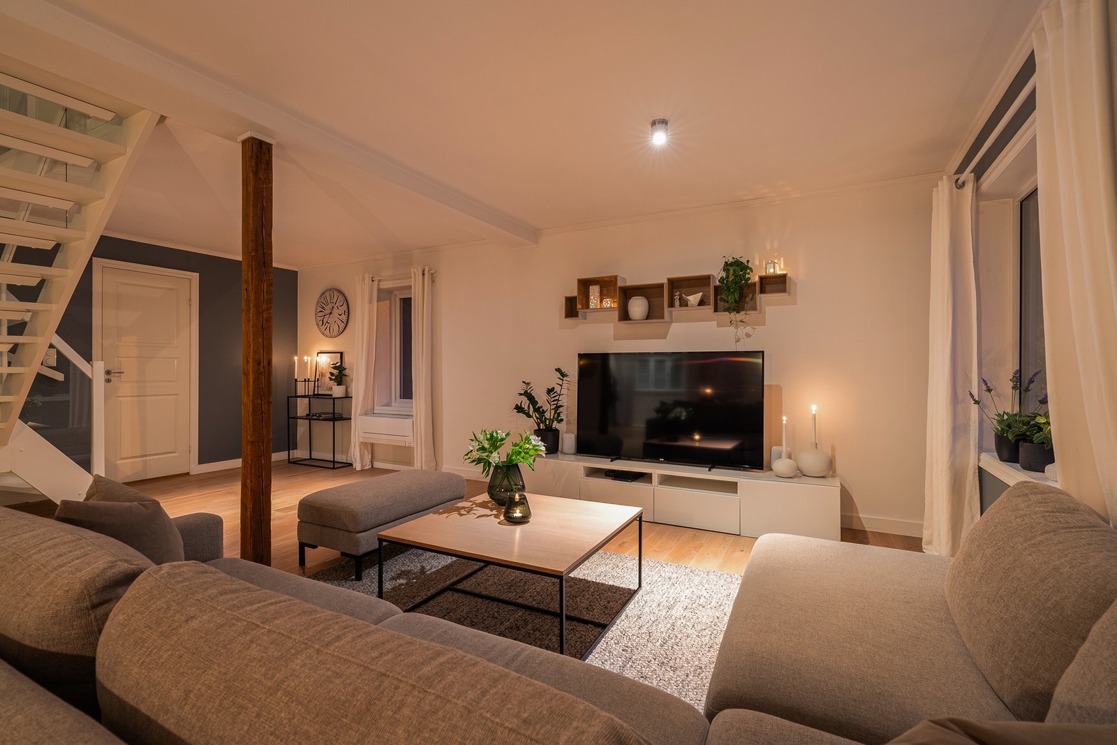 - Boligen er renovert over tid fra 2008 til pr.dd og flere av løsningene er gjennomtenkte og skal passe behovene for en barnefamilie - Galleribilde