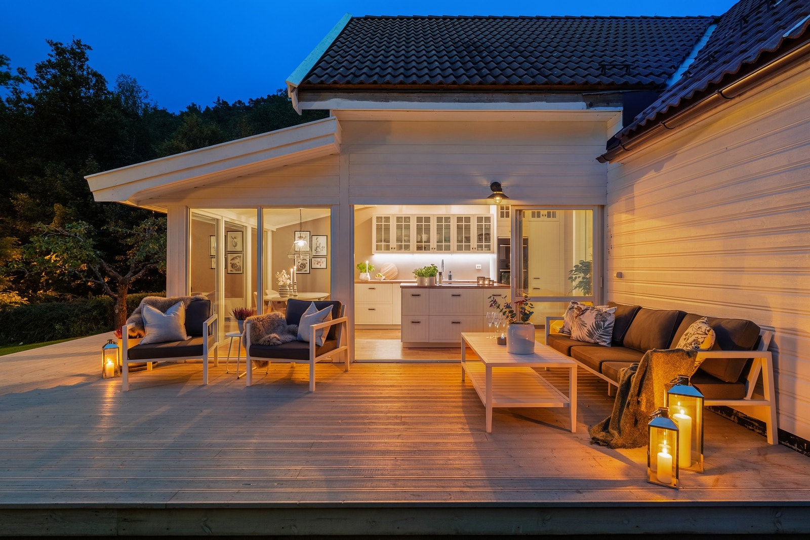 - Det er lagt ned mye arbeid og innsats i uteområdet og hagen | Uteområdet er idyllisk med flotte trær, busker og spiselige vekster, samt nydelig beplantning - Galleribilde