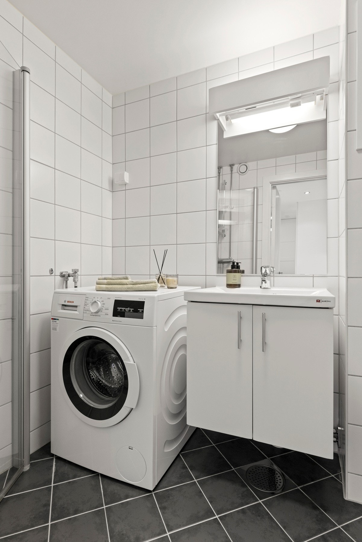 Badet er flislagt med elektriske varmekabler Galleribilde