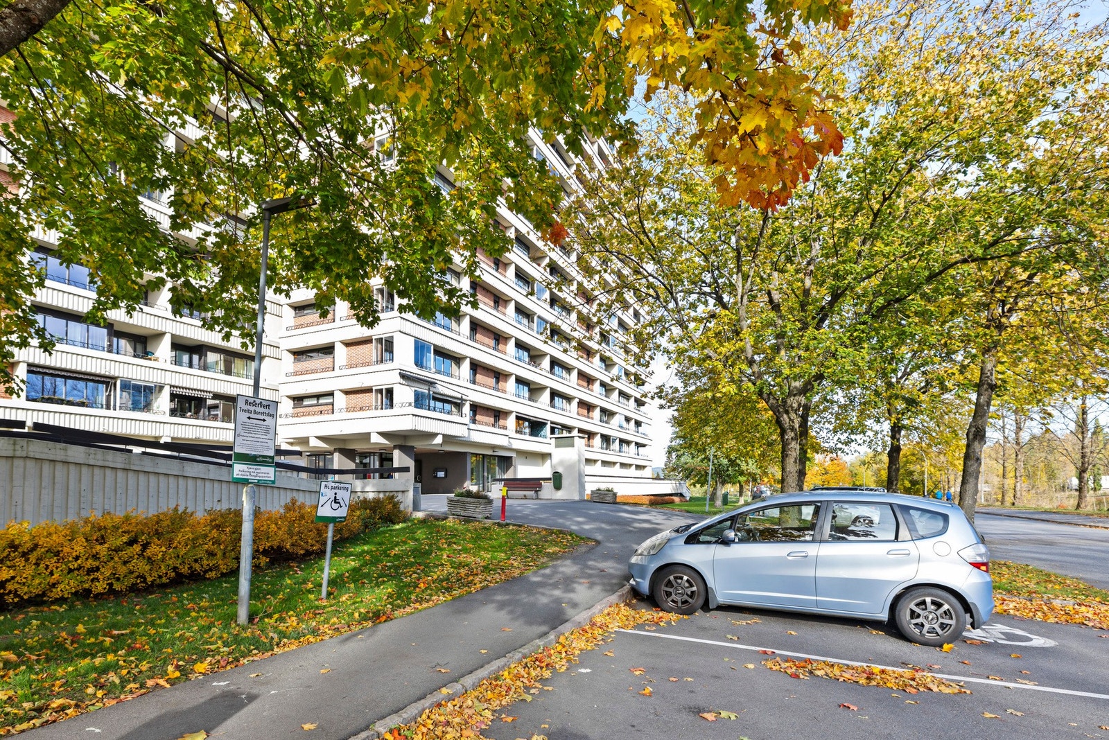 Beboere i 1-romsboliger kan bruke gjesteparkeringen som biloppstillingsplass Galleribilde