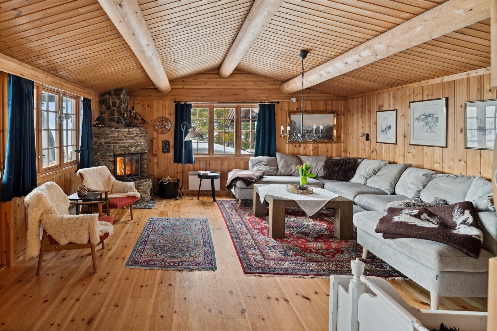 Fantastisk stue med god plass til flere møbleringsmuligheter. Koselig peis som gir varme og koselig stemning. Galleribilde