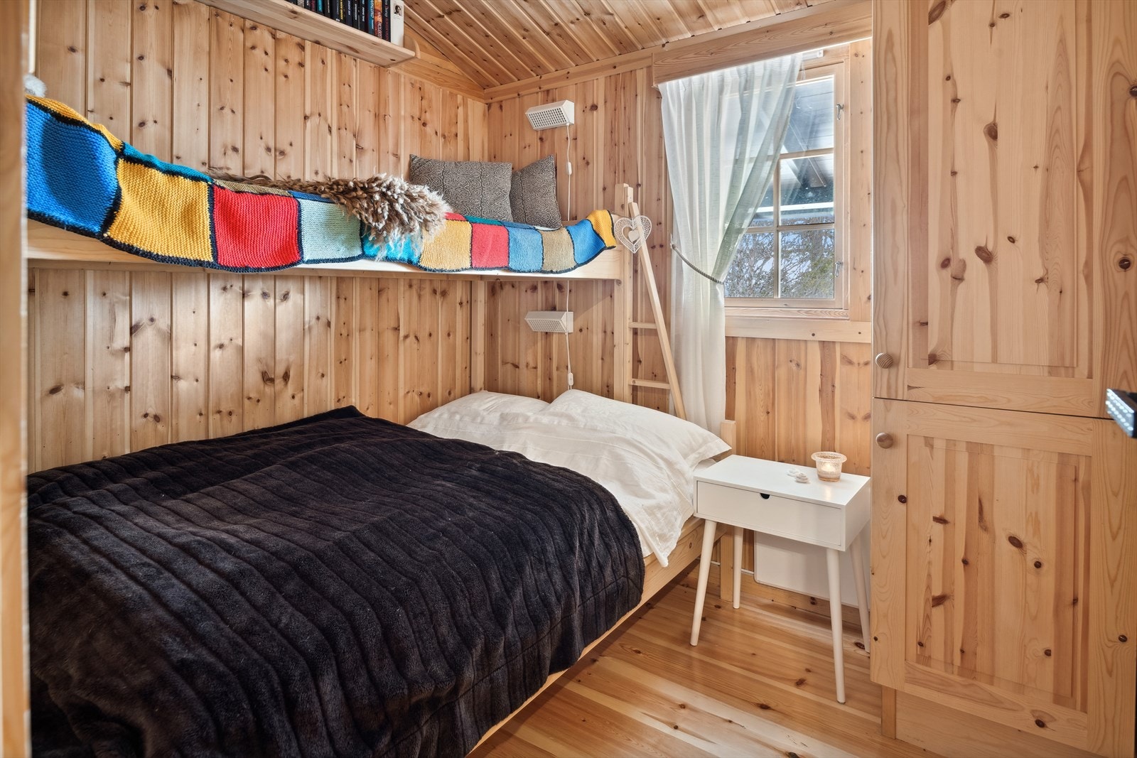 Soverom 3 er også innredet med familiekøye, 3 sengeplasser. god plass til nattbord og garderobeskap. Galleribilde