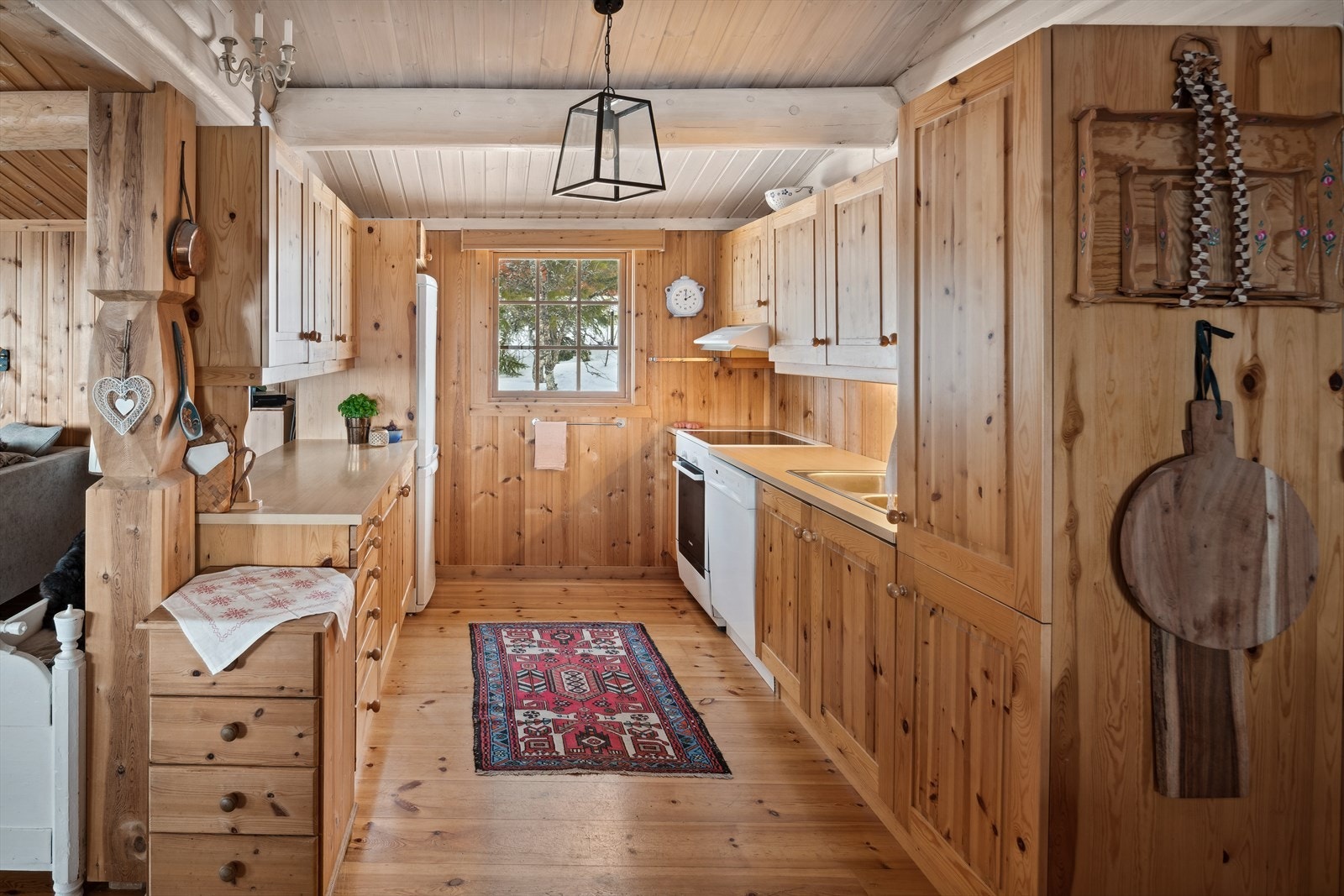 Et rom som er som skapt til å lage deilige måltider, nok av benkeplass til tilberedning av mat. Galleribilde