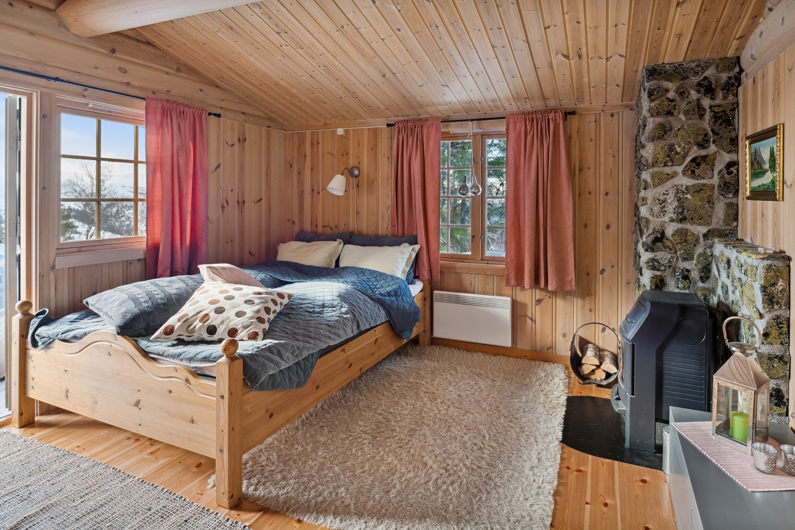 Koselig anneks med god standard. Peisovn som gir lun og god varme på kalde dager. Galleribilde