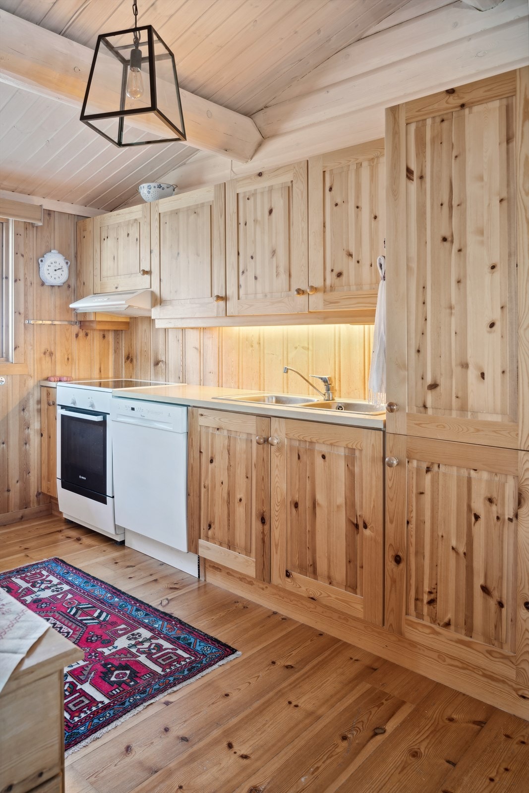 Heltre kjøkkeninnredning med god skapplass for oppbevaring. Nok av plass til å bevege seg rundt på kjøkkenet. Galleribilde