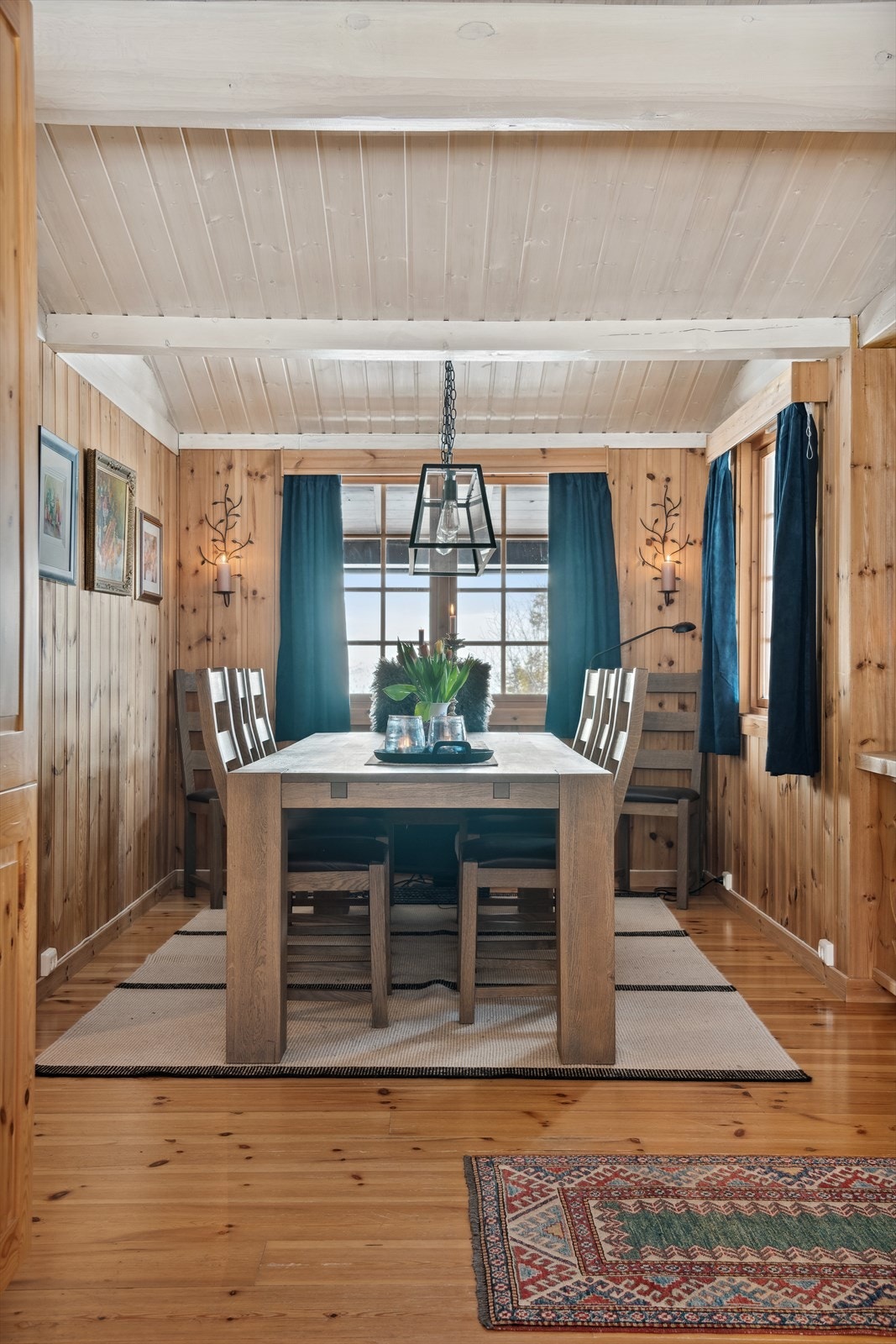 God plass til spisegruppe med utsikt ut over landskapet fra vinduet. Galleribilde