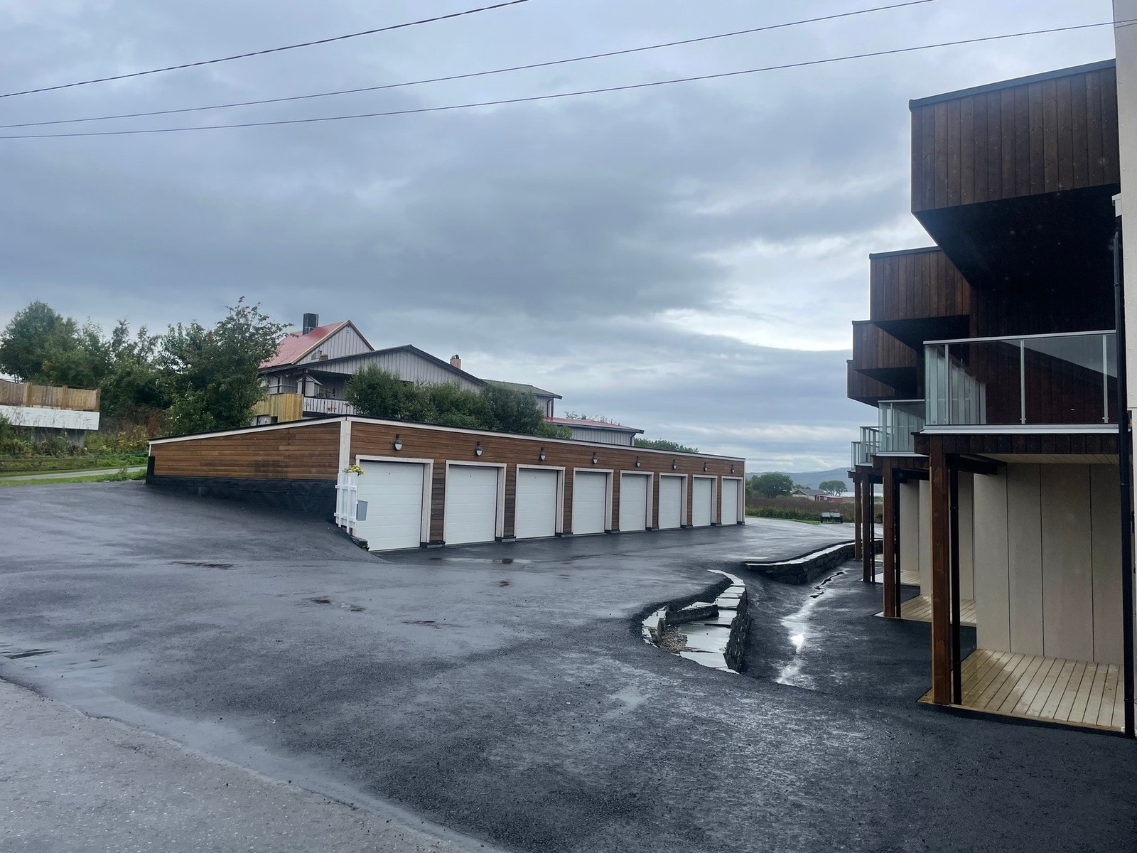 Det er lagt trekkerør til garasje fra boligen, slik at du kan montere el-billader om ønskelig. Galleribilde