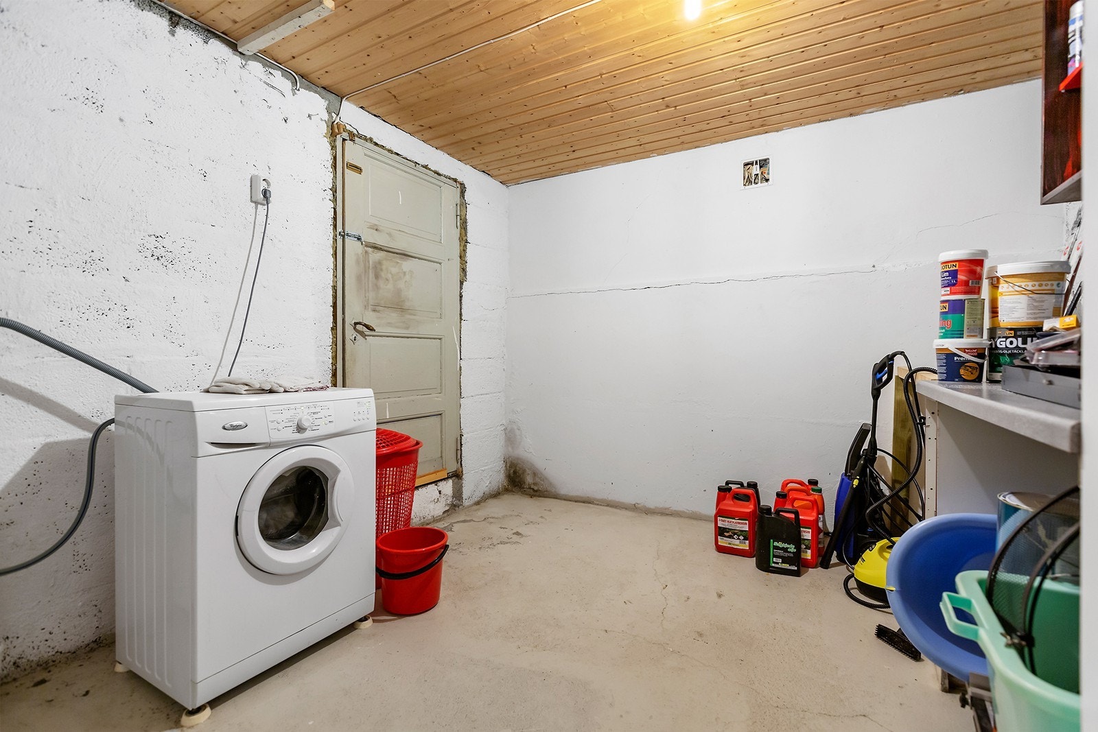 Vaskerom i underetasje. Døren fører til garasjen Galleribilde