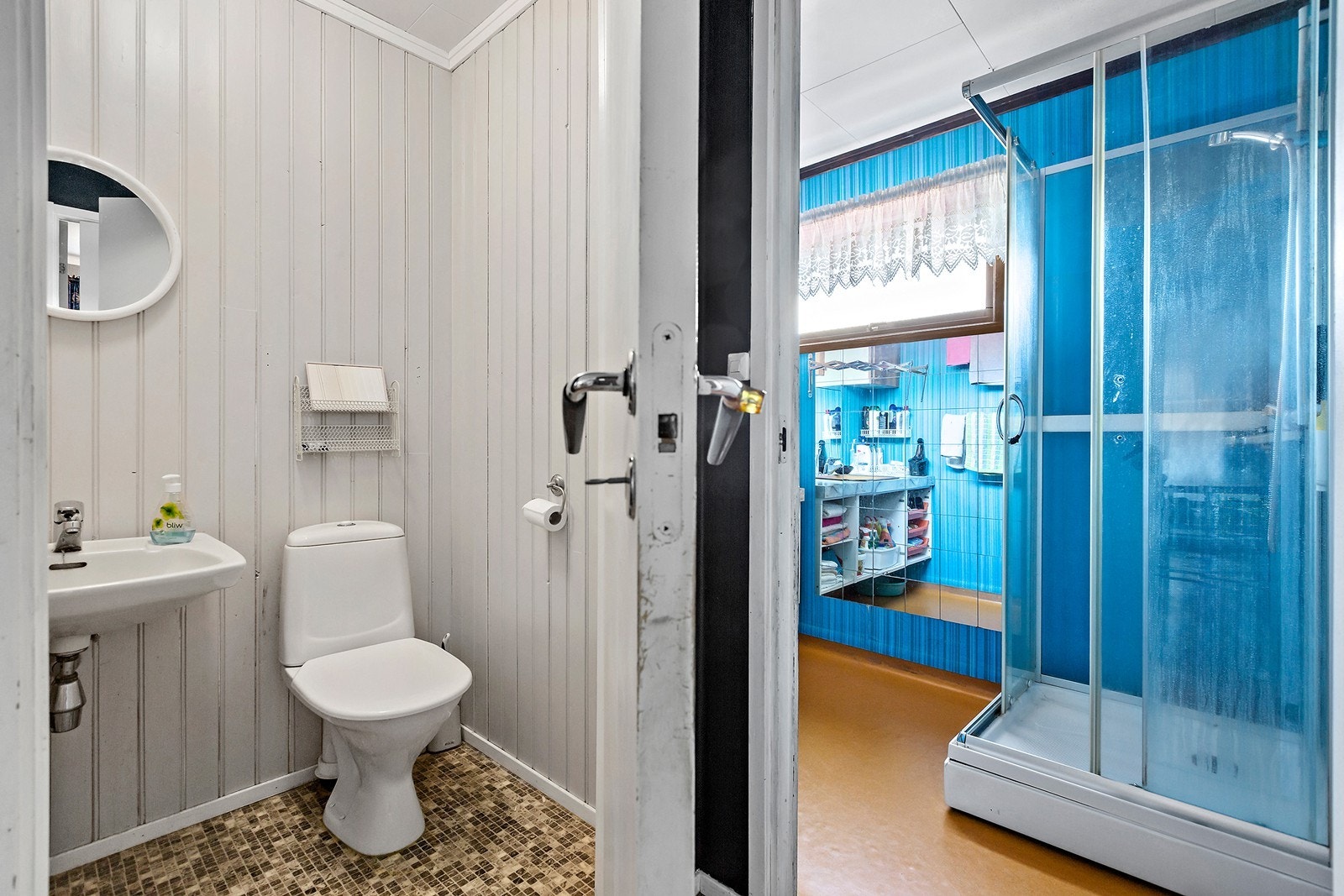 Toalettrom og bad ved siden av soverom 2 Galleribilde