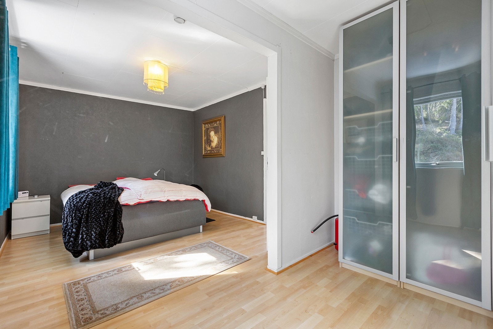 Soverom med praktisk garderoveløsning. Her har det tidligere vært to soverom. Veggen mellom rommene er åpnet opp Galleribilde