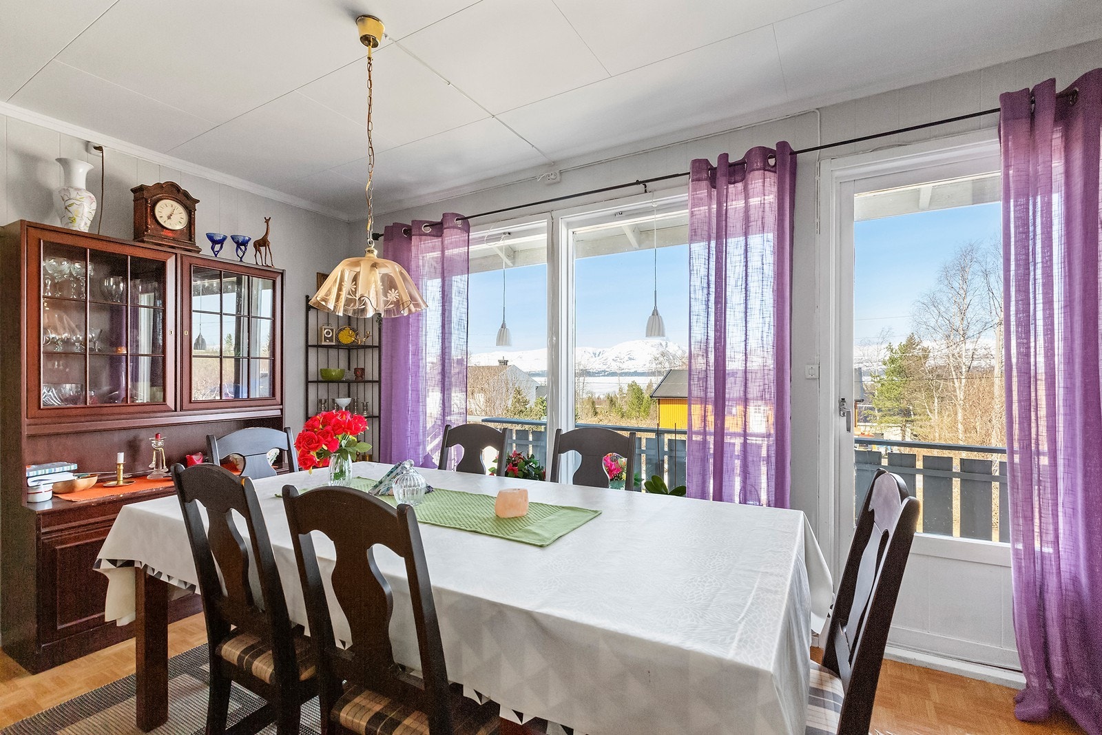 Fin utsikt mot Majavatn. Altandøra fører til balkong og terrasse Galleribilde