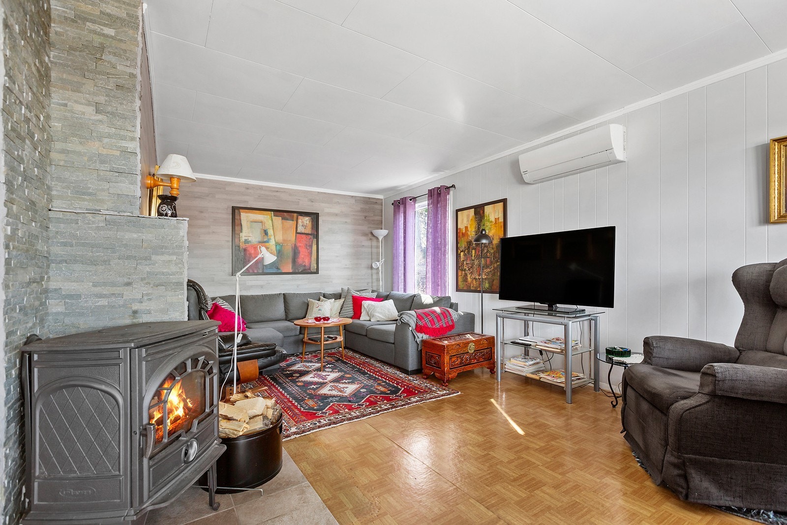 Varmepumpe og vedovn i stua Galleribilde