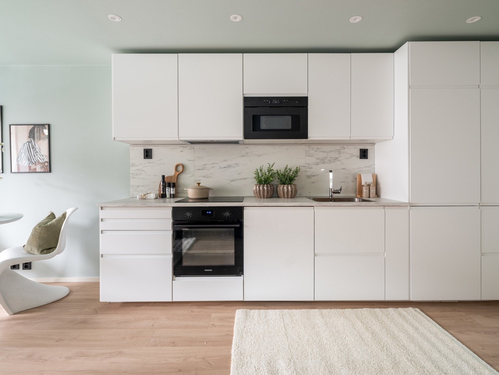 Moderne kjøkkeninnredning med god oppbevaringsplass og integrerte hvitevarer som medfølger i handelen. Galleribilde