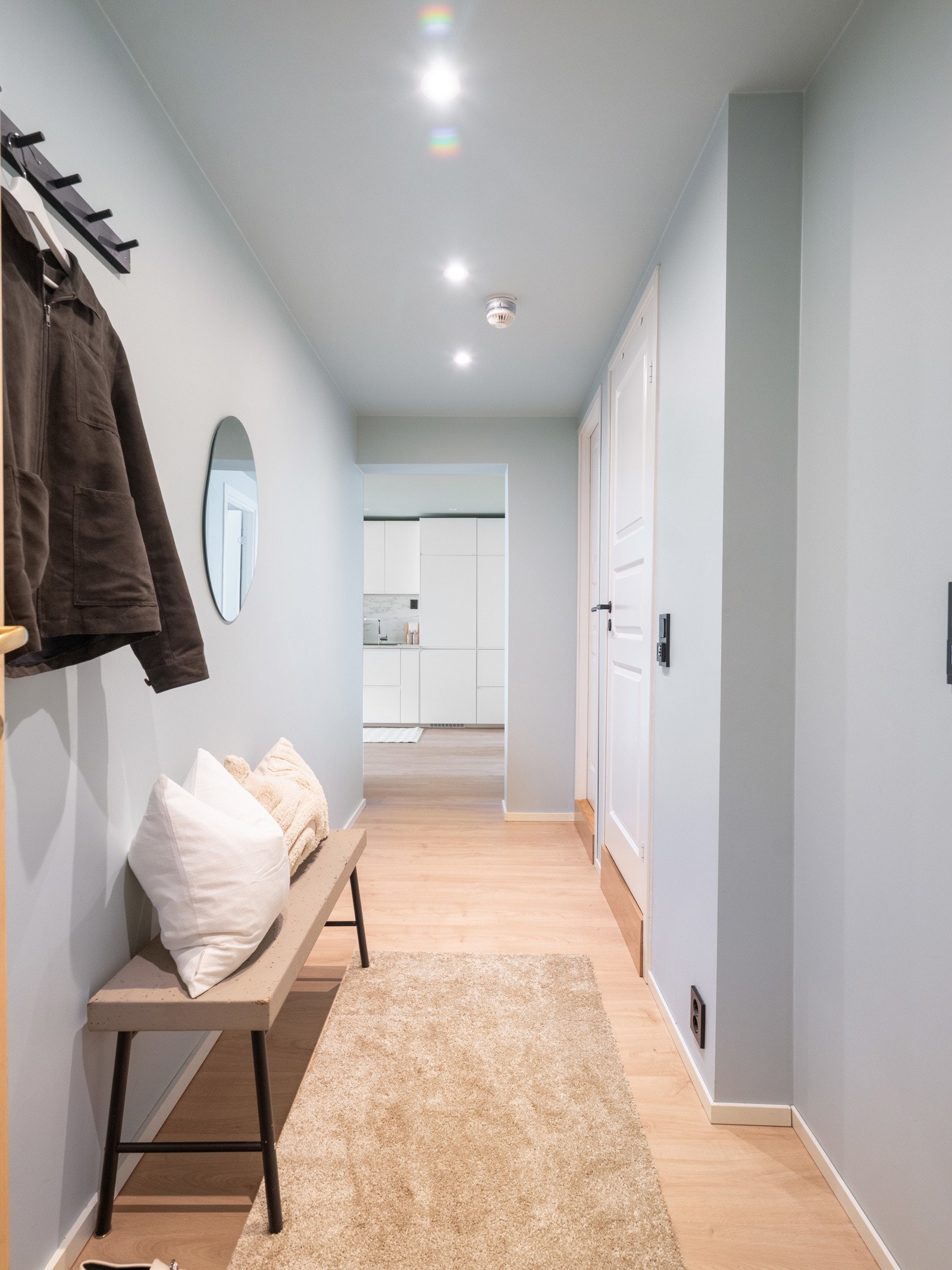 Gang på 5 kvm med plass til oppbevaring av sko og yttertøy. Galleribilde