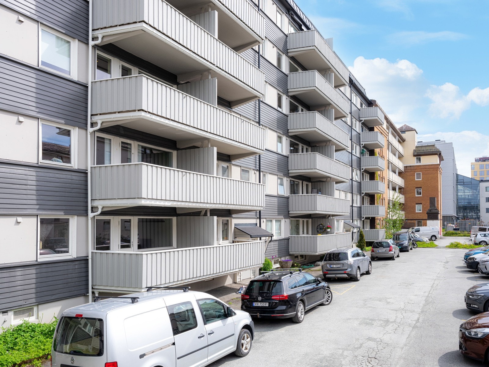 Boligaksjeselskapet består av 46 leiligheter fordelt på tre bygninger. Bygningen fremstår som godt vedlikeholdt med ny fasade i 2020. Galleribilde