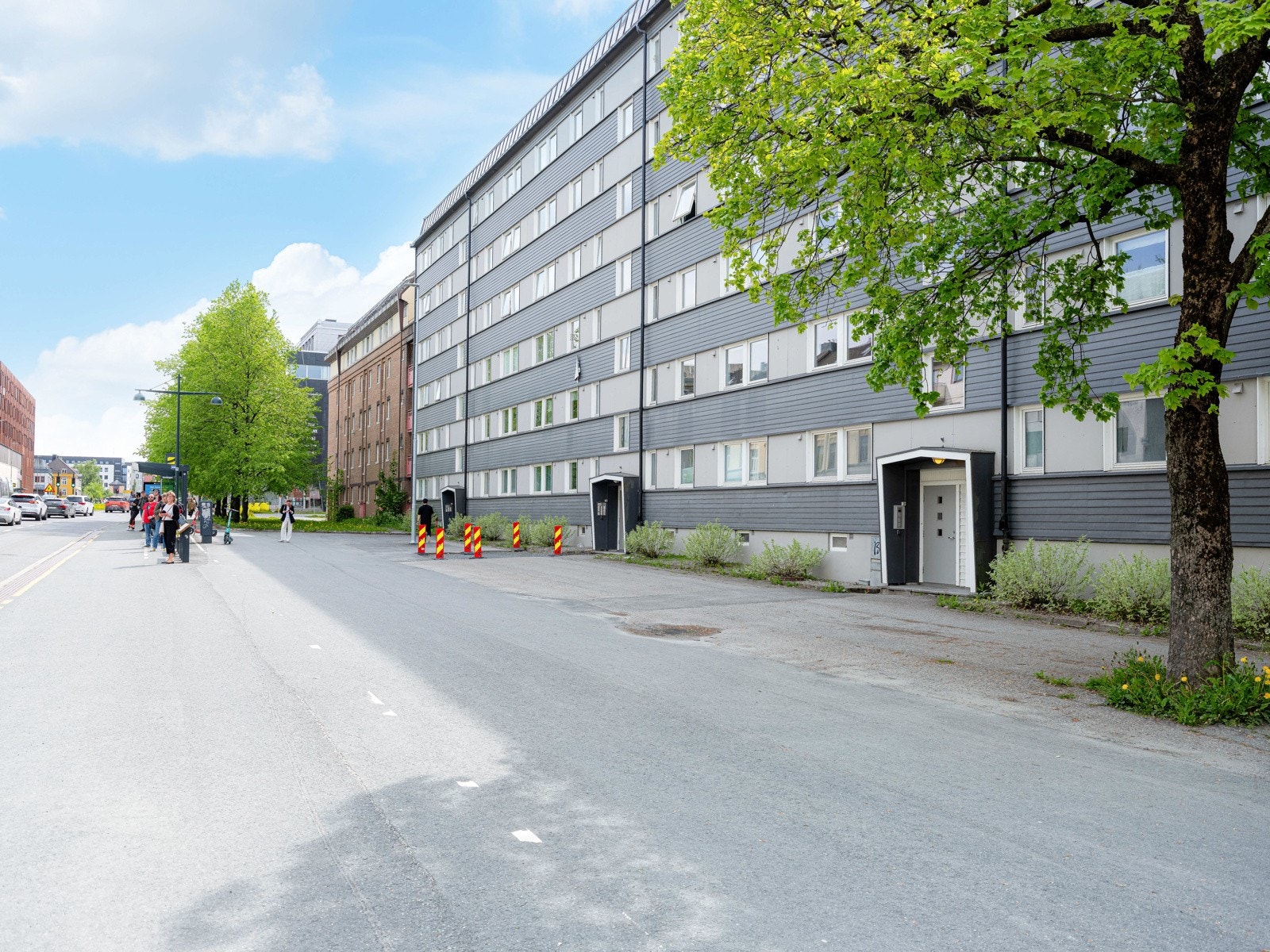 Boligselskapet har flere parkeringsplasser som fordeles etter søknad, egne gjesteplasser, samt egen innhegning for sykler. Det er også gode kollektivforbindelser like utenfor boligen. Galleribilde