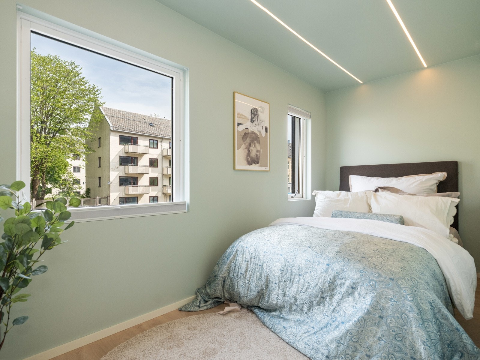 Det største soverommet på 8 kvm har god plass til møblering med stor seng og ønsket oppbevaringsmøblement. Galleribilde