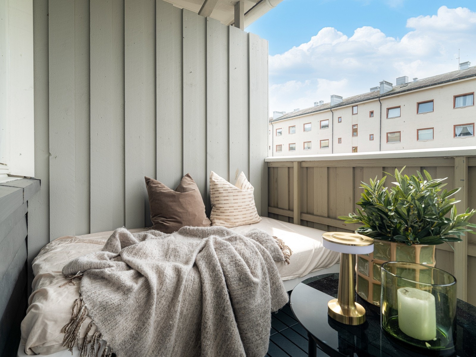 Balkongen kan enkelt møbleres med ønsket utemøblement. Galleribilde