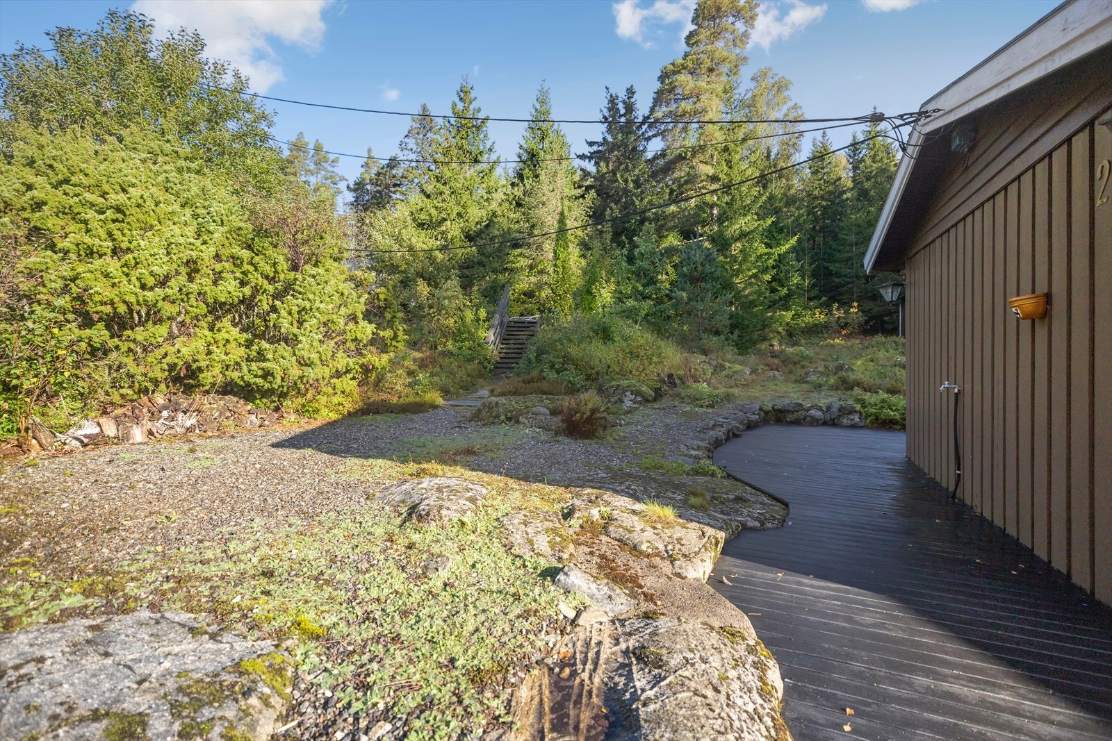 Stor selveier tomt som hovedsaklig består av naturtomt med trær, busker, fjell i dagen, villniss, m.m. Galleribilde