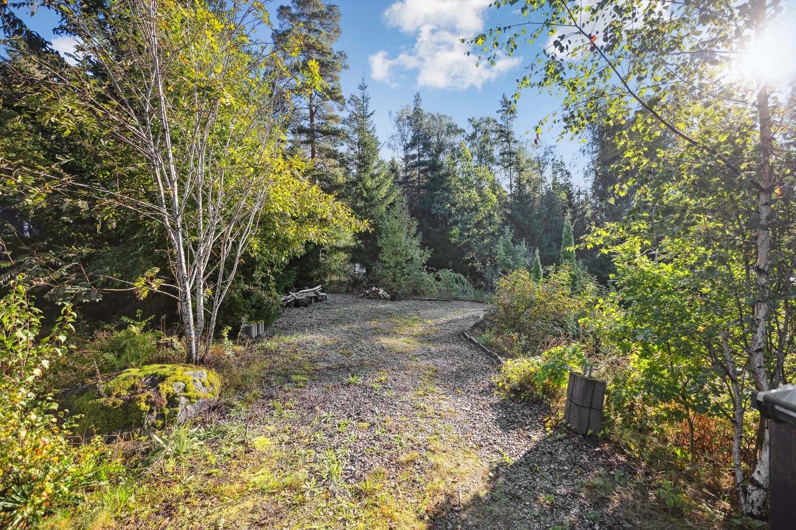 Det er bilvei helt frem med gode parkeringsmuligheten på tomten. Galleribilde
