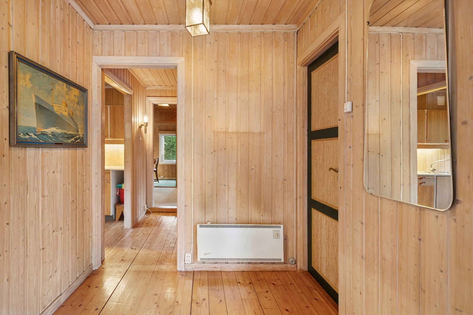 Her ønskes du velkommen inn, med god plass til å henge fra seg ytterklær. Galleribilde