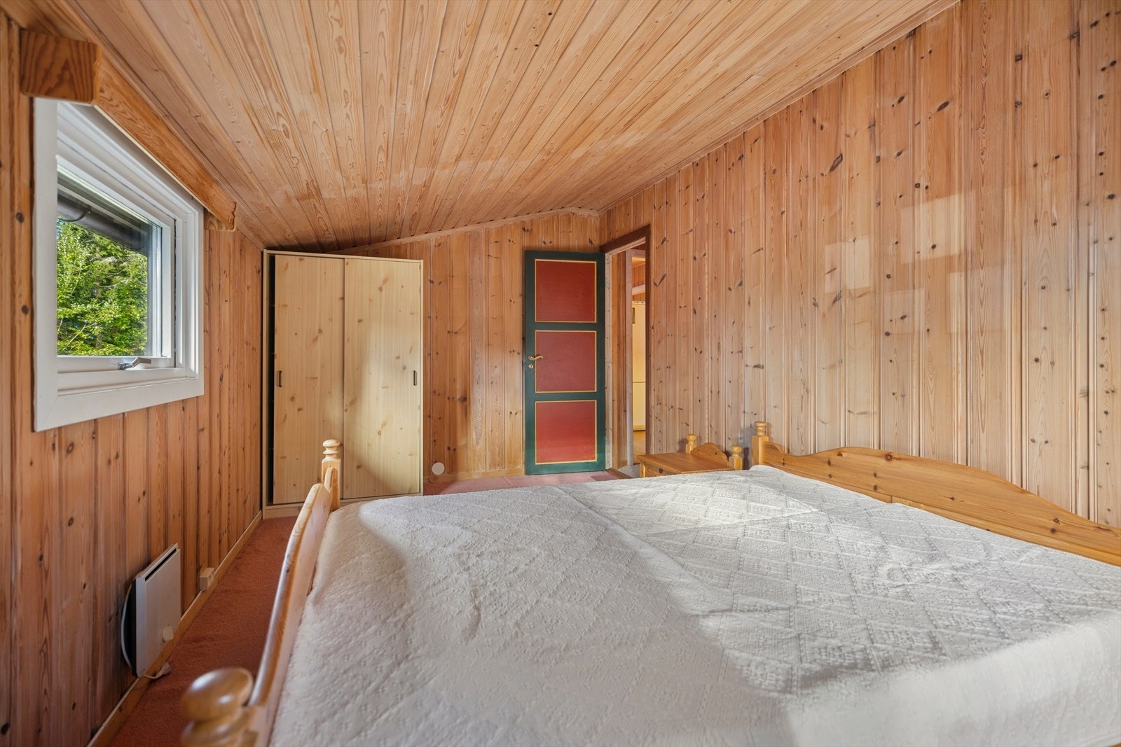 Hovedsoverommet har god plass til dobbeltseng, tilhørende møblement og garderobeskap. Galleribilde