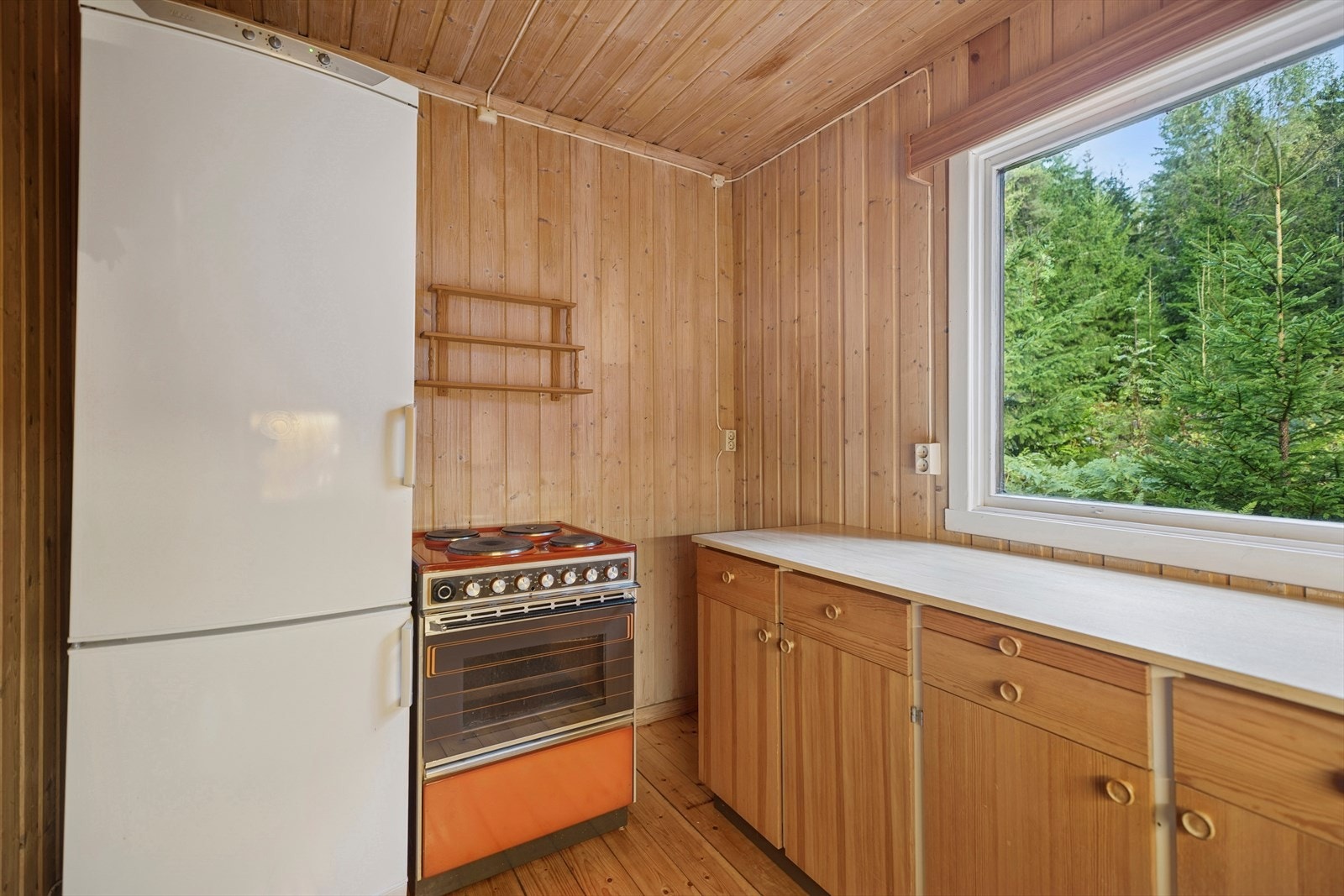 Her er det plass til frittstående komfyr og kjøl-/fryseskap. Galleribilde