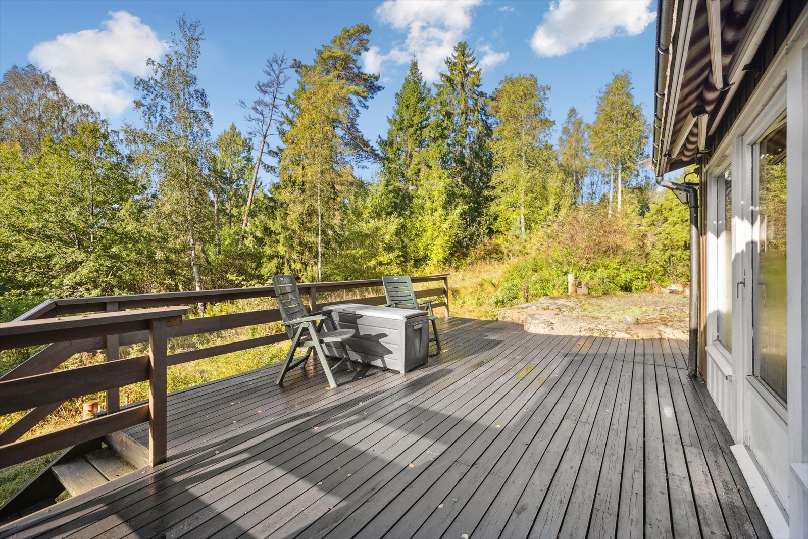 Usjenert beliggenhet med gode solforhold og skogen som nærmeste nabo. Galleribilde