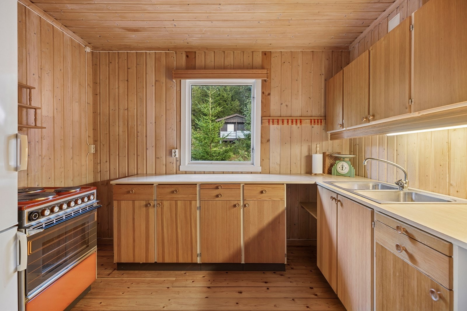 Kjøkkenet har godt med både skap- og benkeplass. Galleribilde