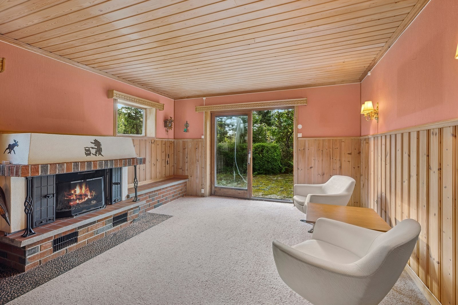 Herfra er det skyvedør med utgang til uteplass. Galleribilde