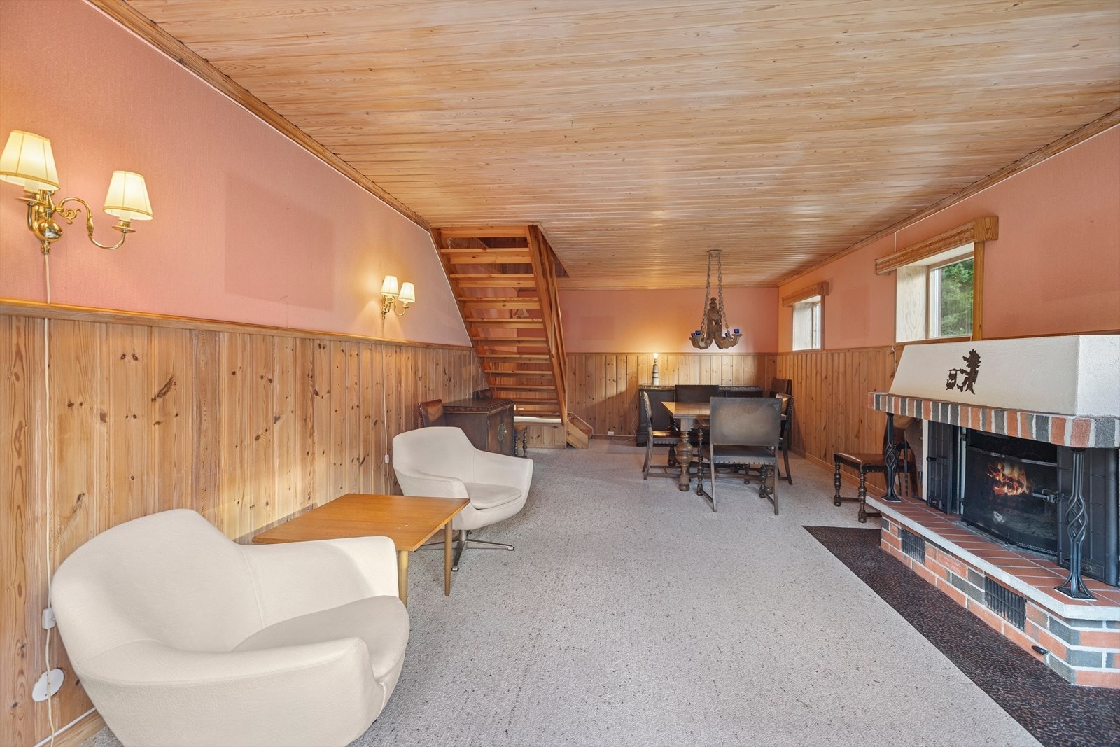 Plassbygd peis med innsats for både varme og hygge på kalde dager. Galleribilde