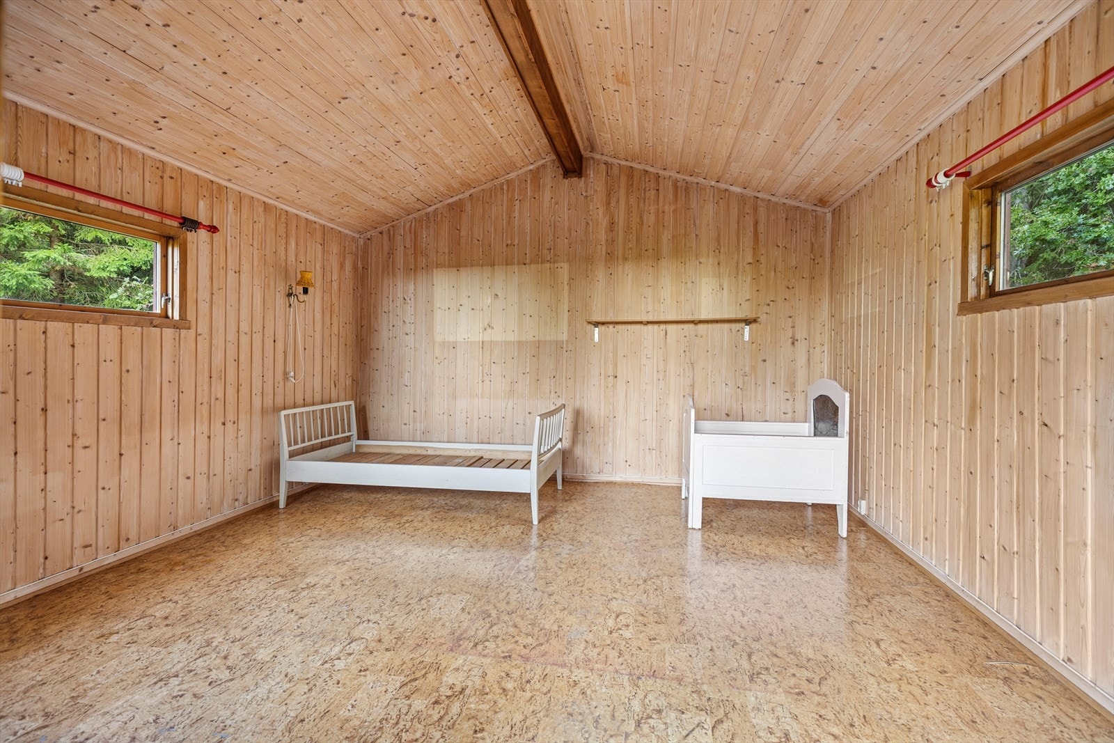 Rommet er innredet med belegg på gulv, panel på vegger, samt panel i mønt himling. Galleribilde