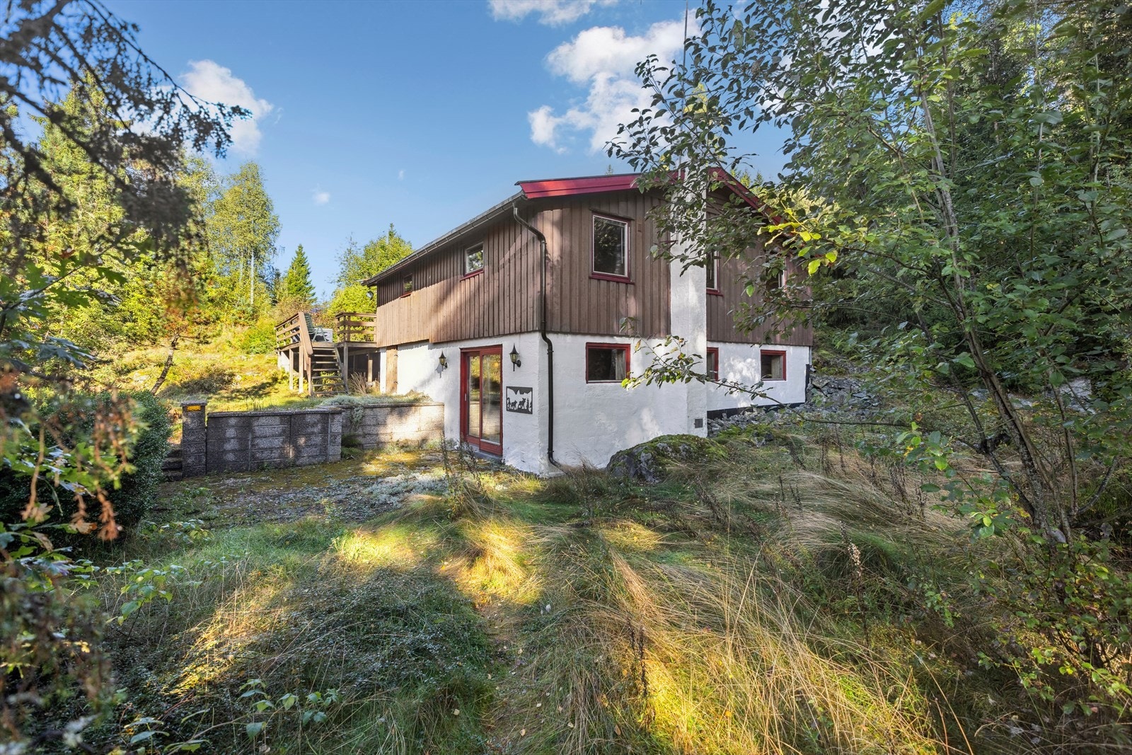 Fritidsbolig over to plan oppført i 1972, påbygd i 1984, som har en fin planløsning. Galleribilde