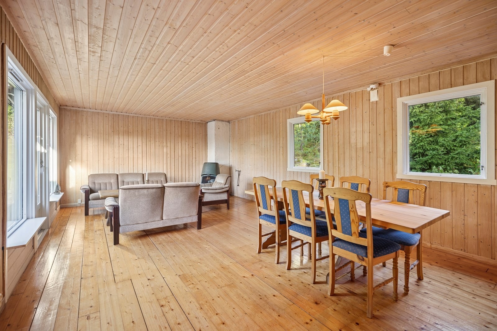 Stuen er lys og romslig med god plass til å innrede etter eget ønske og behov. Galleribilde