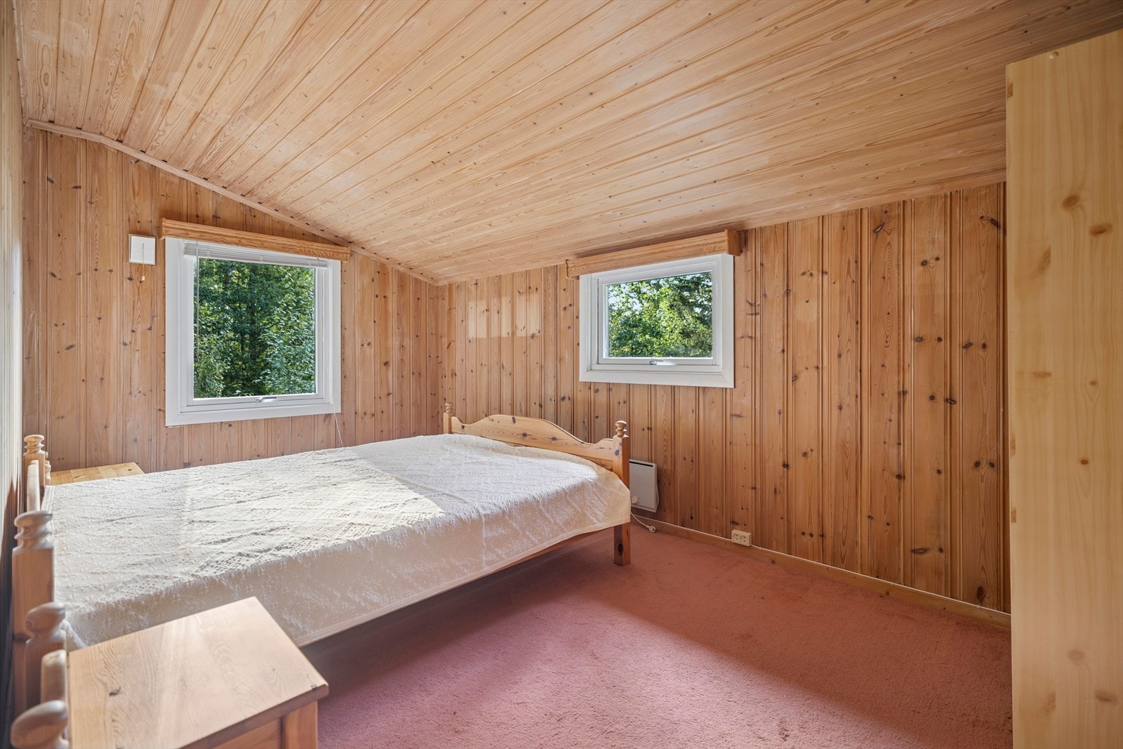 Hytta er innredet med romslige soverom som har god takhøyde. Galleribilde