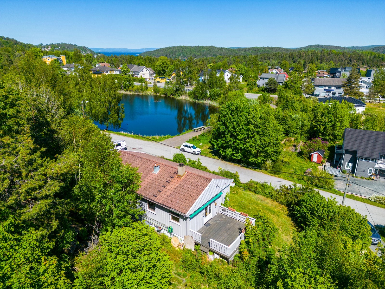 Noe utsikt til sjøen fra øvre del av tomtene Galleribilde