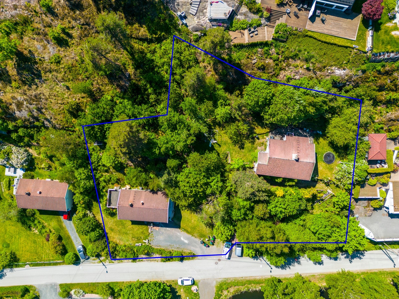 Ca grenser. Dronefoto av begge boliger, nr. 41 og 43 Galleribilde