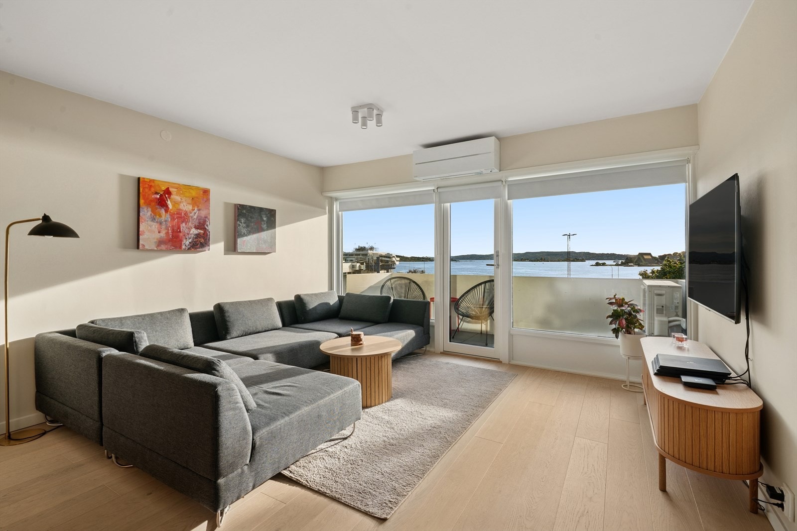 Leiligheten har lys og luftig stue med store vindusflater som slipper inn rikelig av naturlig lys. Galleribilde