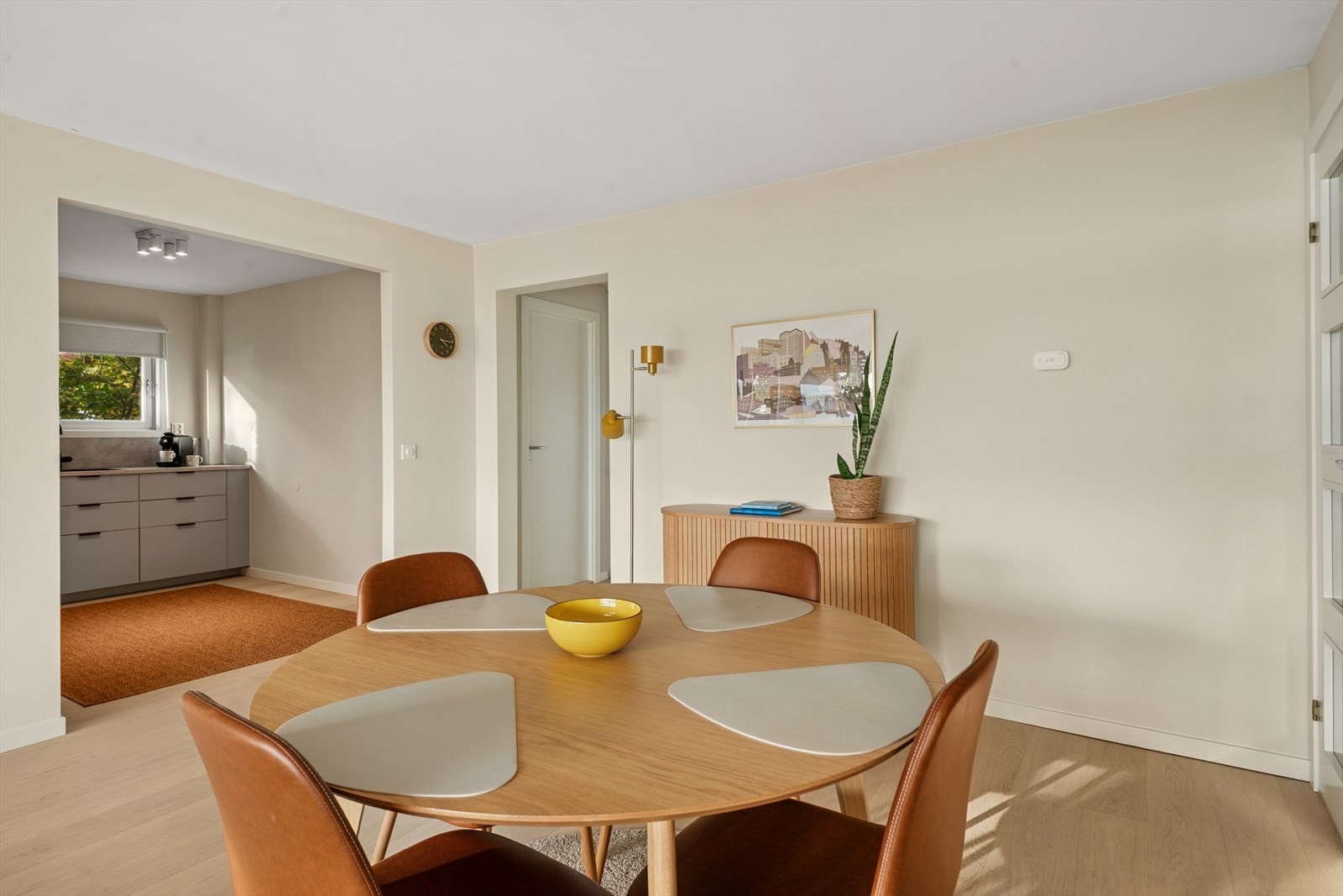 Leilighetens kjøkken ligger i en delvis åpen løsning ut mot stuen. Galleribilde