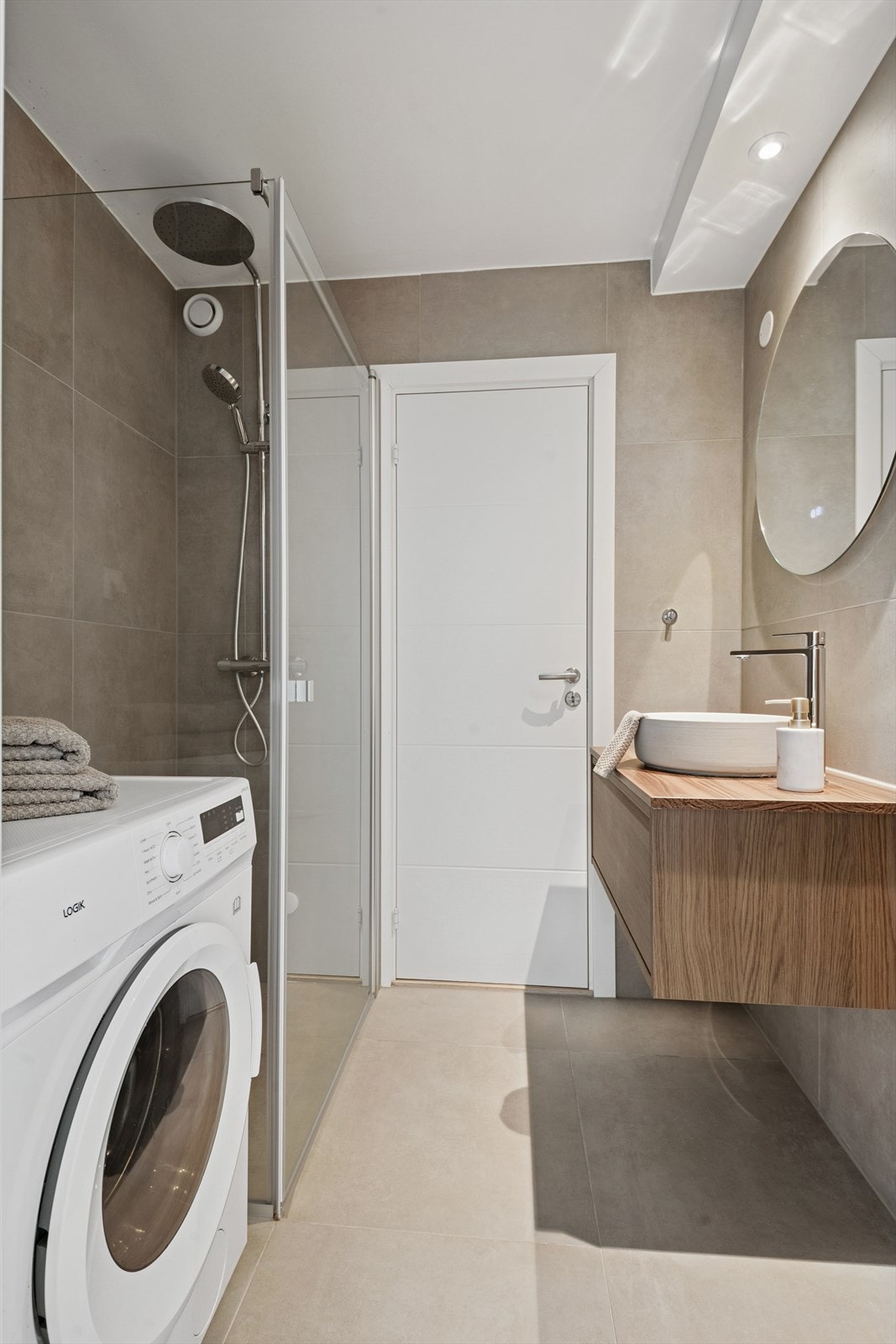 Leiligheten har et lekkert flislagt baderom fra 2024 med varmekabler i gulv og downlights i himling. Galleribilde