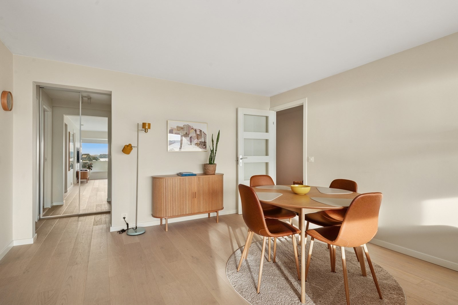 Det er montert en praktisk skyvedørsgarderobe med speilfronter i boligens gang tilknyttet soverommet og baderommet. Galleribilde