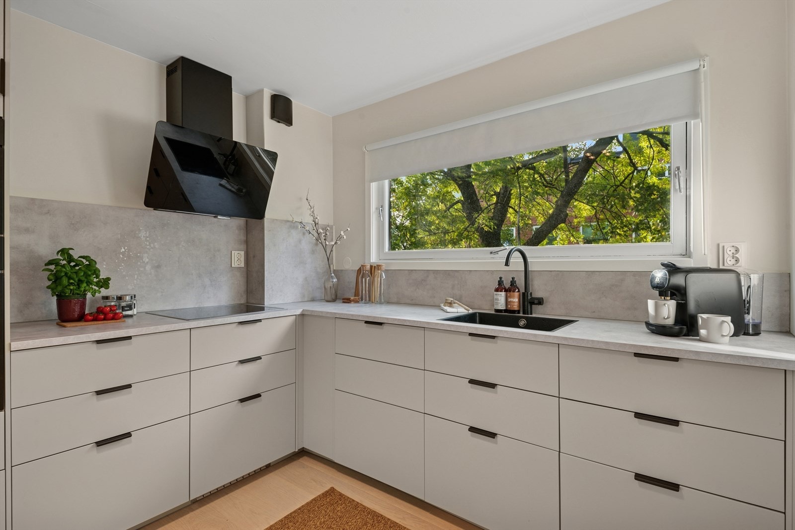 Induksjonstopp, stekeovn, mikrobølgeovn, kjøl/frys og oppvaskmaskin er integrert i innredningen. Galleribilde