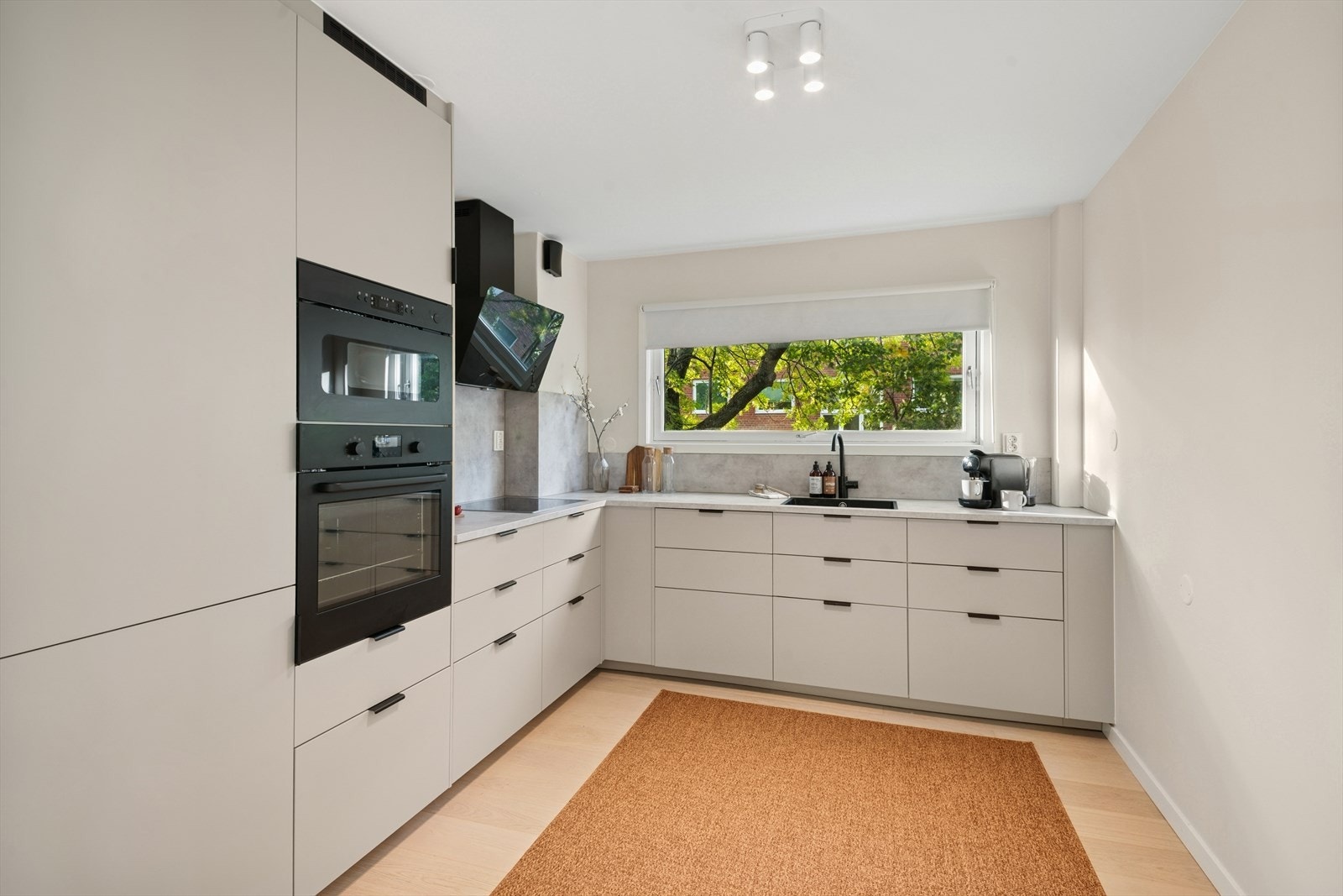 IKEA kjøkkeninnredning fra 2024 med glatte fronter og benkeplate i laminat med planlimt kum i kompositt. Galleribilde